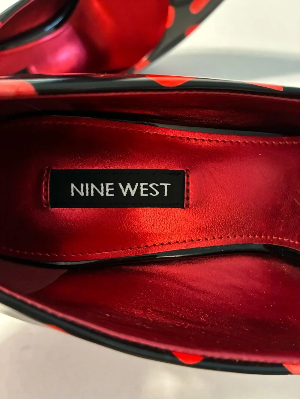 Nine West Black Patent Stiletto Pump with Red Heart Print women’s size 8.5 - Picture 3 of 7